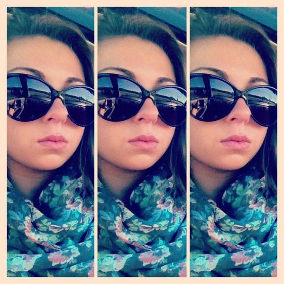 Profile Picture of Stephanie Fredo (@stephaniefredo) on Poshmark