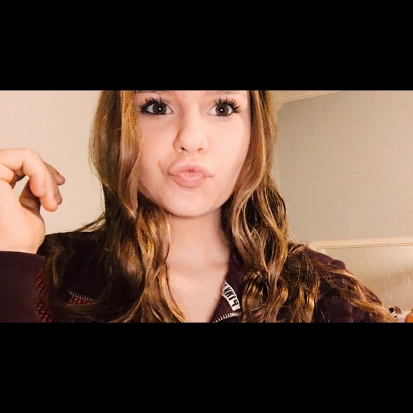 Profile Picture of Savannah Stapleton (@savannah_523) on Poshmark