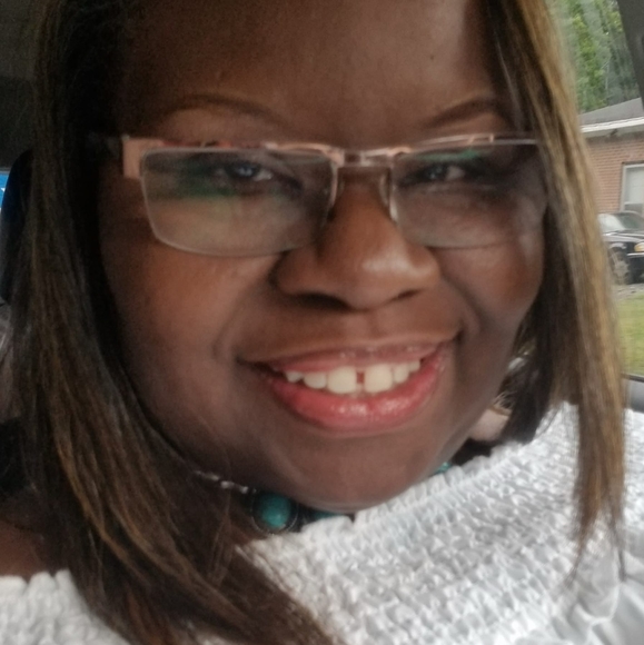 Profile Picture of Rochelle Williams (@shadowoodtango) on Poshmark