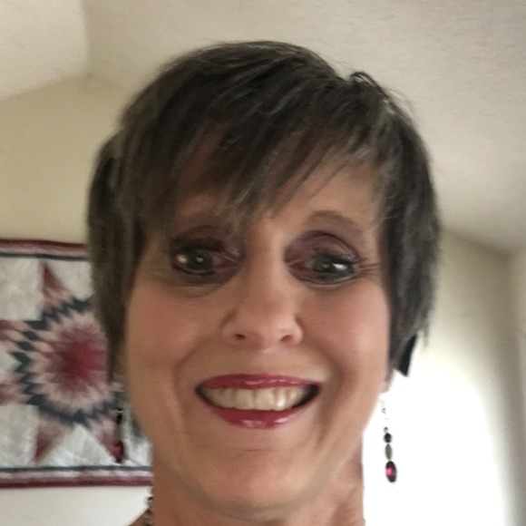 Profile Picture of Robin Lee (@rllee0717) on Poshmark