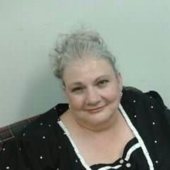 Profile Picture of Deborah Loyer (@deborahdloyer) on Poshmark