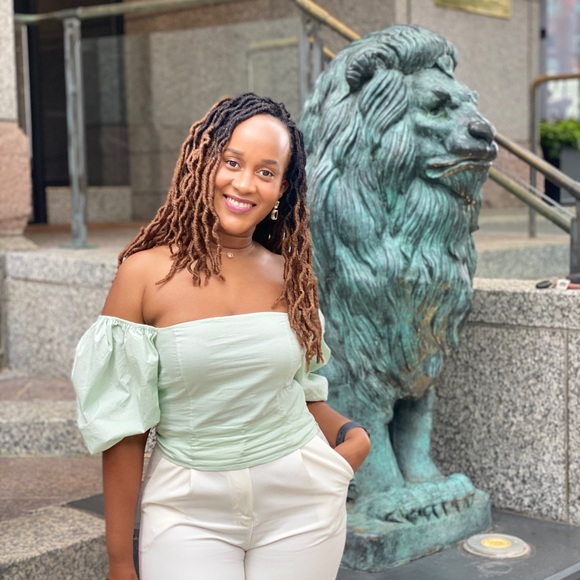 Profile Picture of Joyce Claire (@joyce_claire) on Poshmark