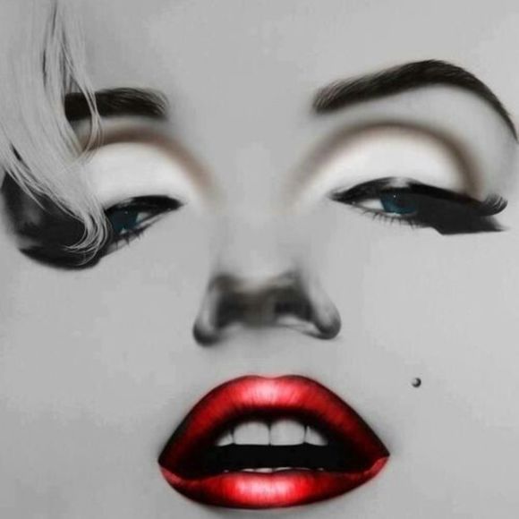Profile Picture of Kimmi Hanline (@chriswolfe0707) on Poshmark