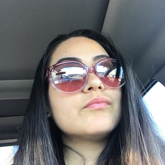 Profile Picture of Carmen Sanchez (@kiraalex04) on Poshmark