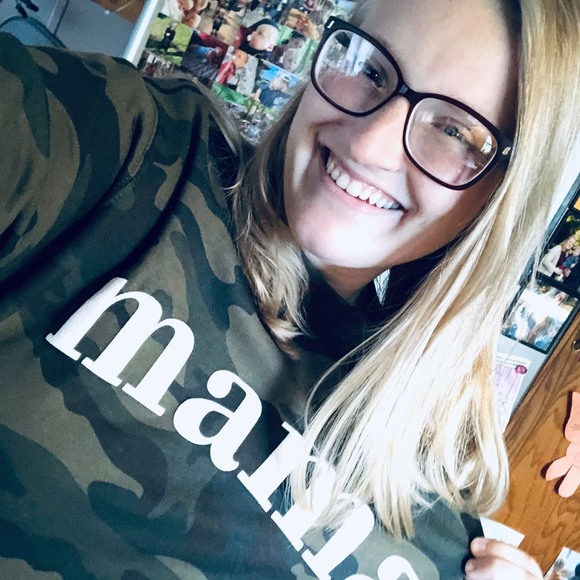 Profile Picture of Elizabeth Pelmear (@elizabeth12560) on Poshmark