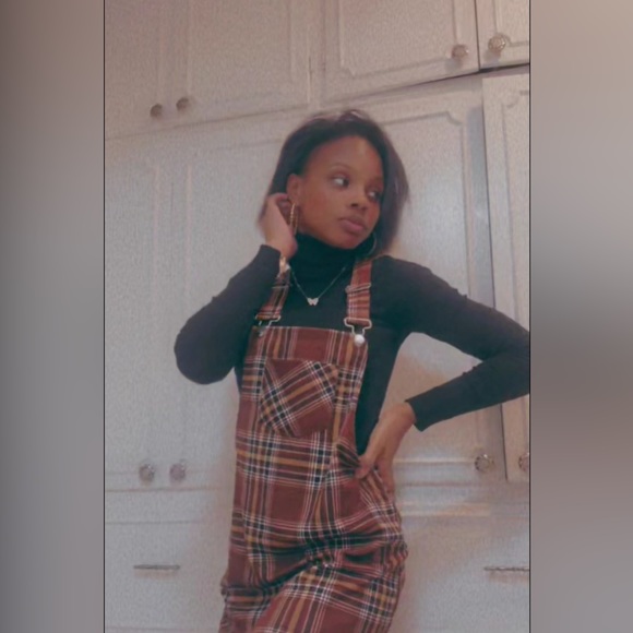 Profile Picture of Jasmine Warren (@jayenicole19) on Poshmark