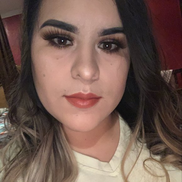 Profile Picture of Nathaly Gonzalez (@nakali_kardona) on Poshmark