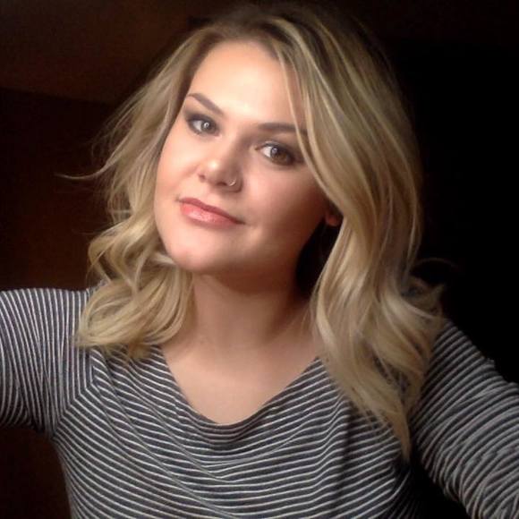 Profile Picture of Onoleigh Pommier (@oepxx2) on Poshmark