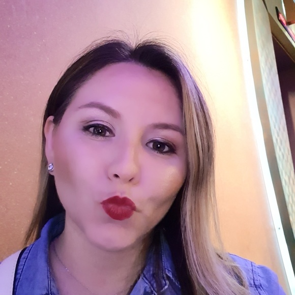 Profile Picture of Iris Duran (@iris_duran) on Poshmark
