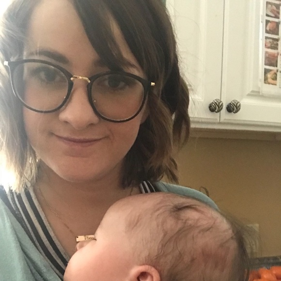 Profile Picture of Ashley Glassick (@ashleyg712) on Poshmark