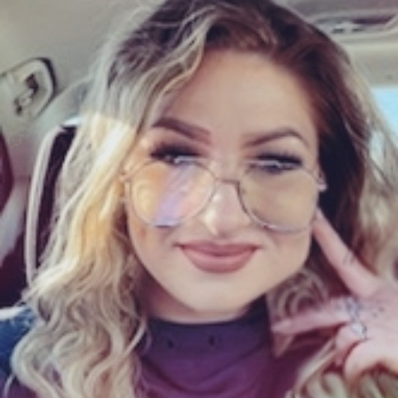 Profile Picture of Ashley Abuhl (@ashabuhl29) on Poshmark