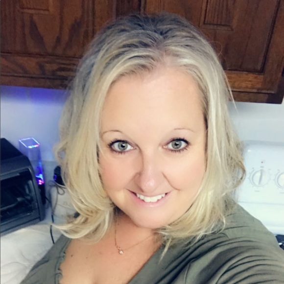 Profile Picture of Jennifer Pfahler (@mingomum) on Poshmark