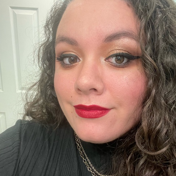 Profile Picture of Destiny Wolfe (@destinywolfe435) on Poshmark