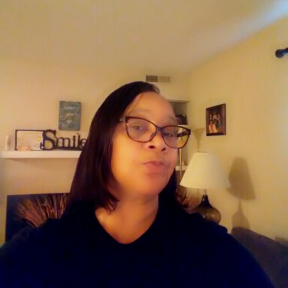 Profile Picture of Edna Moumouni (@ednamoumouni) on Poshmark