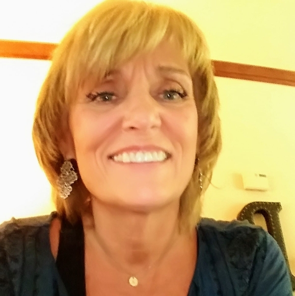 Profile Picture of Regina Breitenbach (@breitenbach2) on Poshmark