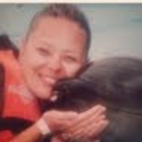 Profile Picture of Seaneen Watts (@seaneenwatts) on Poshmark