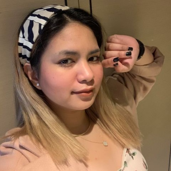 Profile Picture of Rowena mae Fernandez (@wng900) on Poshmark