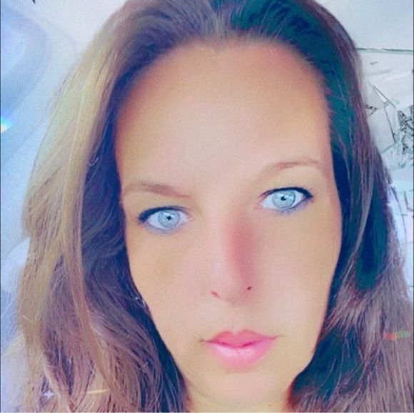 Profile Picture of Danie Perreault (@danieperreault) on Poshmark