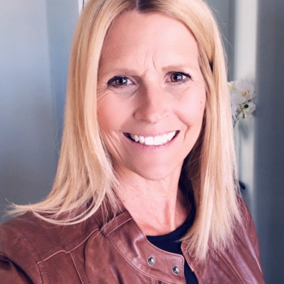 Profile Picture of Betsy Hansen (@betsyexperience) on Poshmark