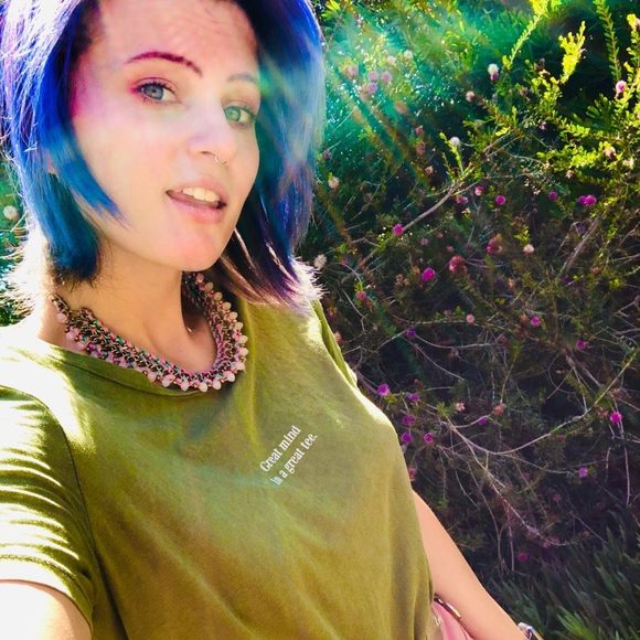 Profile Picture of Christina Cruickshank (@christinashanks) on Poshmark