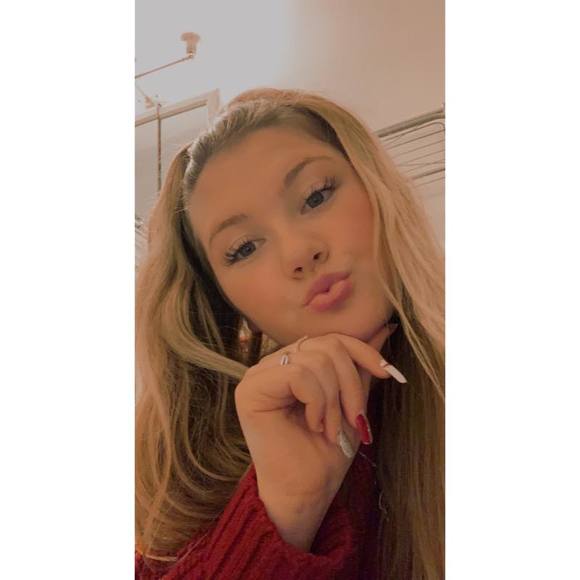 Profile Picture of Alyssa Simms (@alyssarsimms) on Poshmark