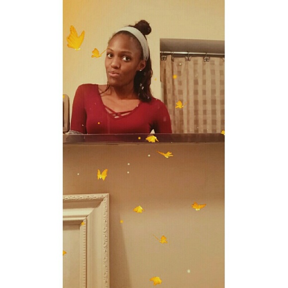 Profile Picture of Rebekka Twine (@bekkatwine_) on Poshmark