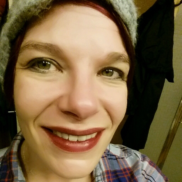 Profile Picture of Januarie Hellman (@januariehellman) on Poshmark