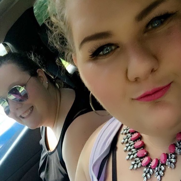 Profile Picture of Allison Ruszczyk (@alliekruszczyk) on Poshmark