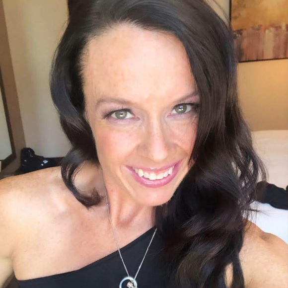 Profile Picture of Melissa Huckfeldt (@melissabomar) on Poshmark