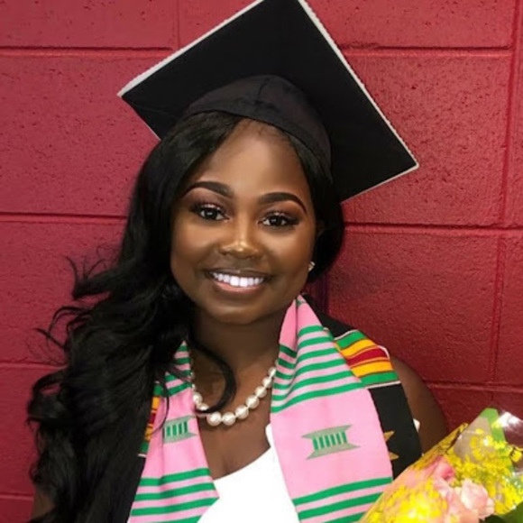 Profile Picture of Rachel Stoves (@rachelstoves18) on Poshmark