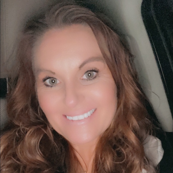 Profile Picture of 👠 posh ambassador nadine Howell (@buttercupsbooth) on Poshmark