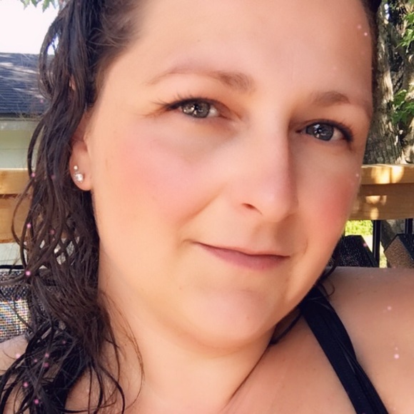 Profile Picture of Annik Ringuette (@aring82) on Poshmark