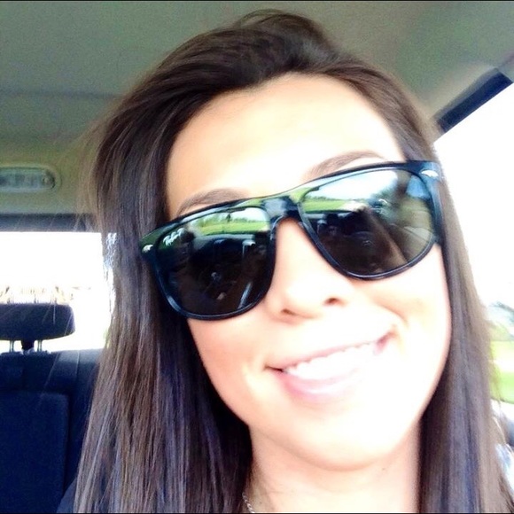 Profile Picture of Amanda Dee (@bootydeellhr) on Poshmark