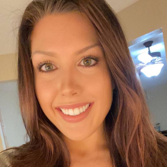 Profile Picture of Anna Hawkins (@theannahawkins) on Poshmark