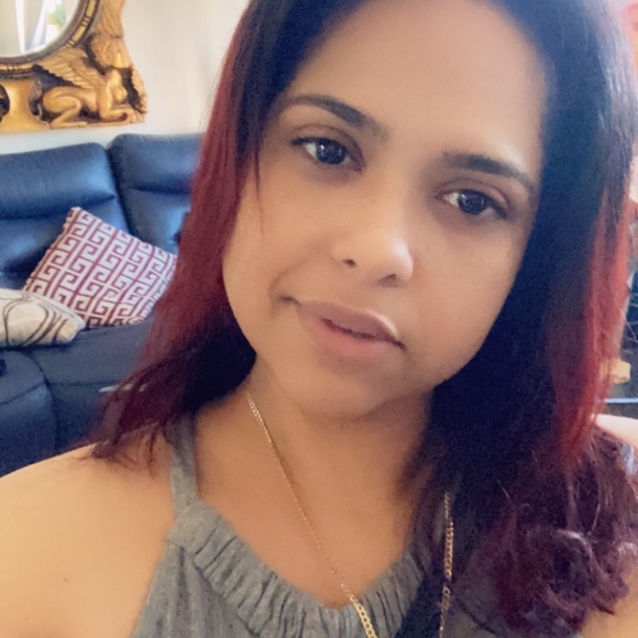 Profile Picture of Giselle Almonte (@giselle_almonte) on Poshmark