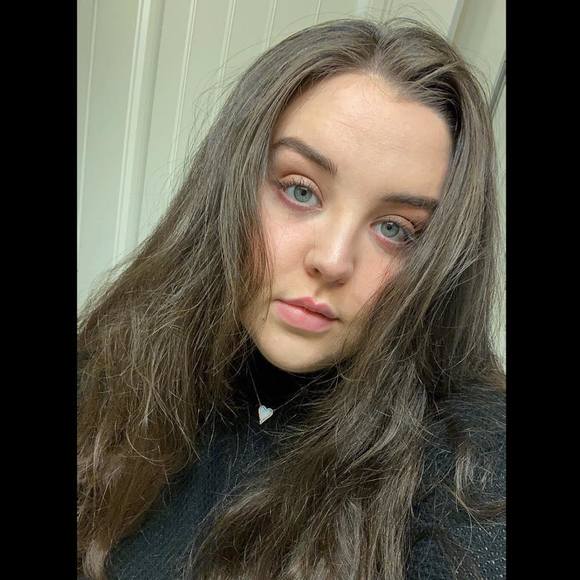 Profile Picture of Alexis Compton (@alexiscompto416) on Poshmark