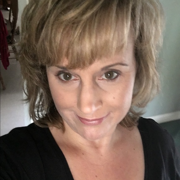 Profile Picture of Holly Bassett (@hollybassett) on Poshmark