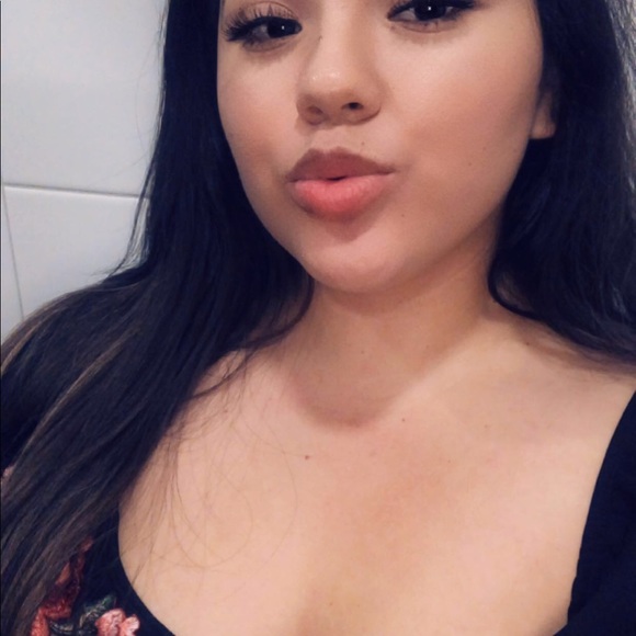 Profile Picture of Aracely Alvarez (@arachely1129) on Poshmark