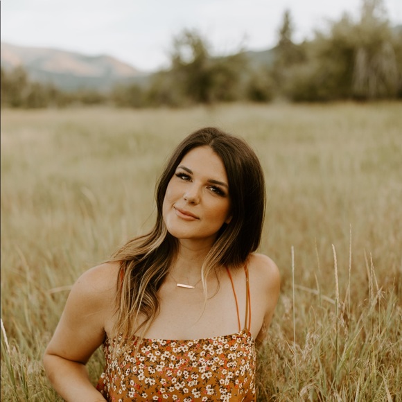 Profile Picture of Taylor Darval (@taytay614) on Poshmark