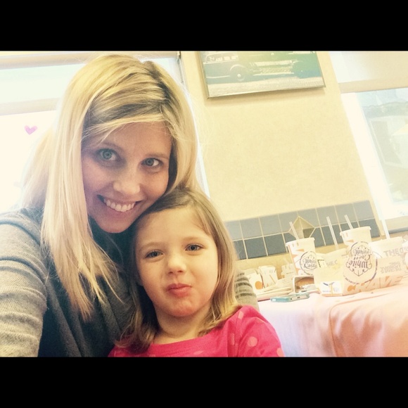 Profile Picture of Nikki Grizzle (@nikkigrizzle) on Poshmark