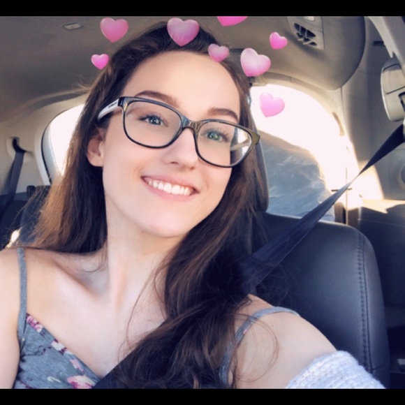 Profile Picture of Hannah Gregor (@hannahgregor) on Poshmark