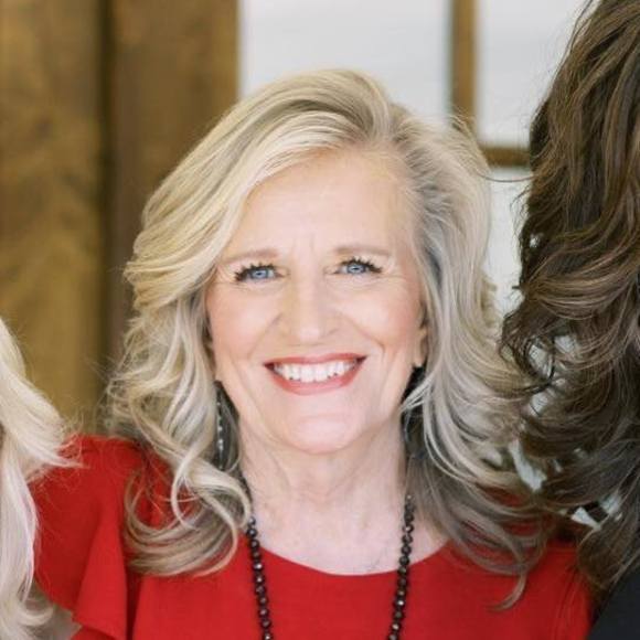 Profile Picture of Sara Savoy (@svsavoy) on Poshmark