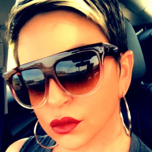 Profile Picture of Amber Aase (@amberaase) on Poshmark