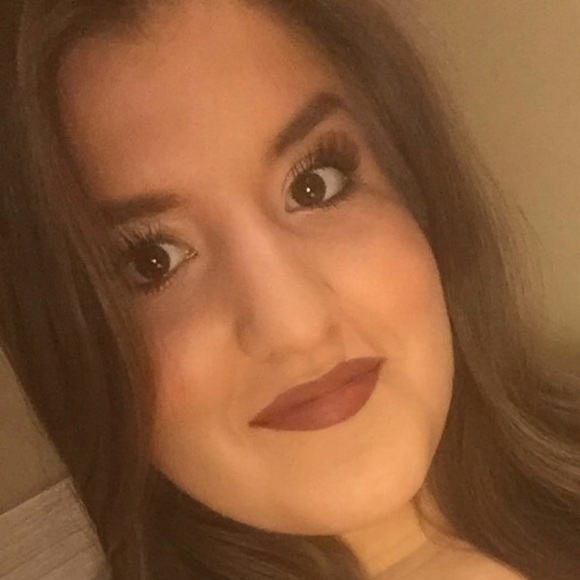 Profile Picture of Adriana Gálvez (@adricarogalvez) on Poshmark