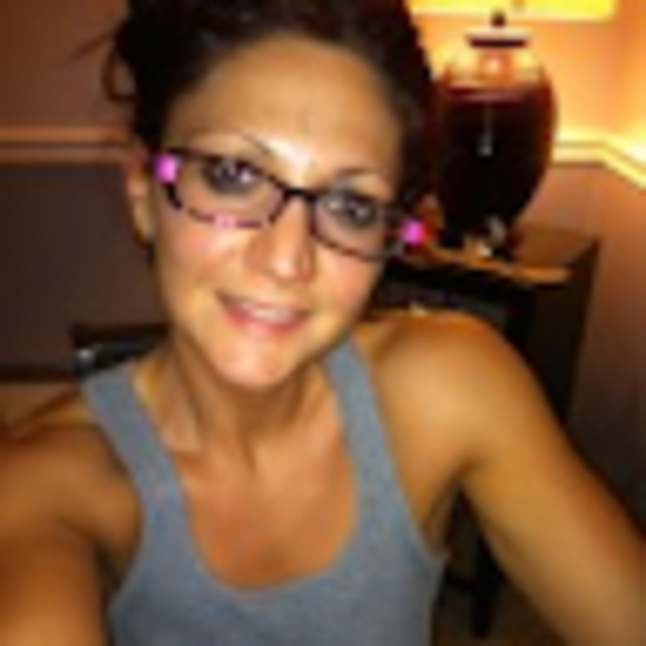Profile Picture of Laura Inendino (@laura_inendino) on Poshmark