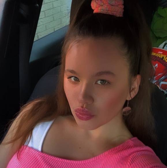 Profile Picture of Jenna Hoger (@juz2adorable4u) on Poshmark