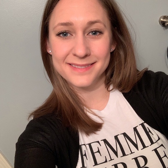 Profile Picture of Julianne Wayton (@jwayton) on Poshmark