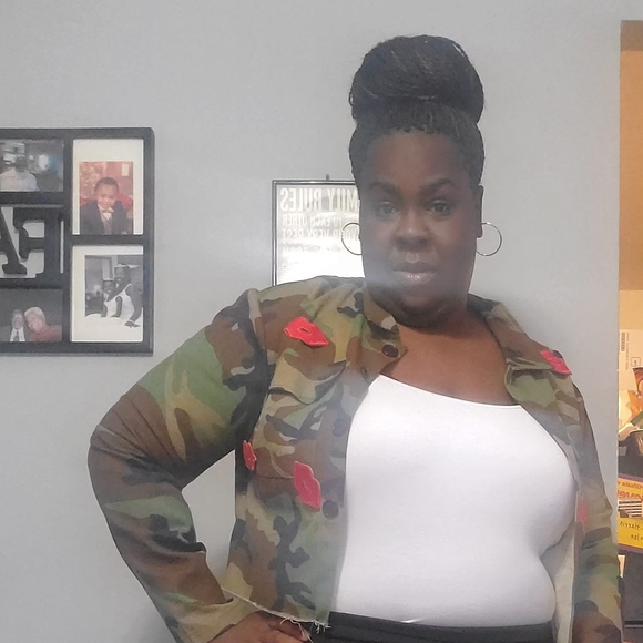 Rashida Thompson - Poshmark Profile Picture of Rashida Thompson (@shida_16) on Poshmark