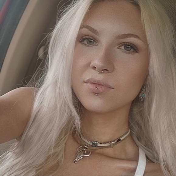 Rose Brawley - Poshmark Profile Picture of Rose Brawley (@angelbbyacid) on Poshmark