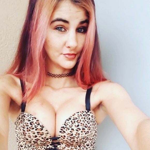 Profile Picture of Ellie Vanilli (@htownqponhauls) on Poshmark